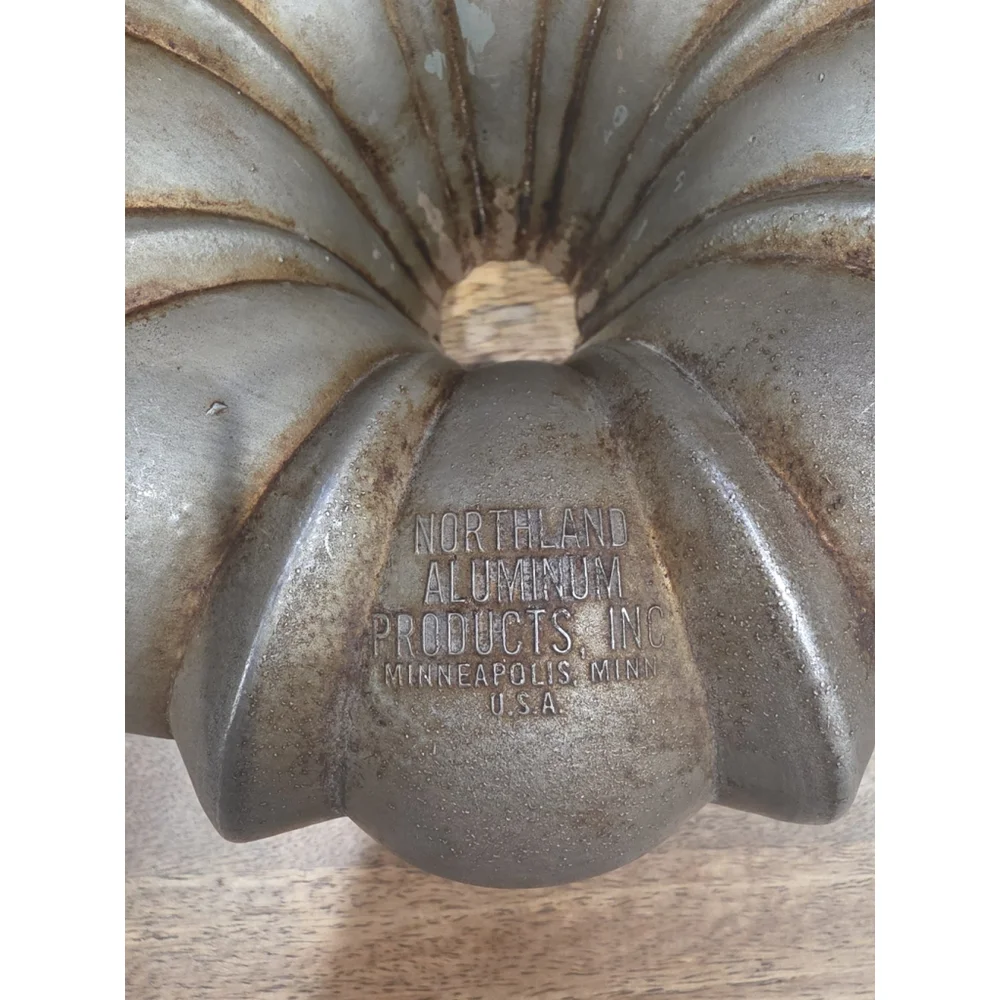 Vtg Bundt Pan Northland Aluminum 10.5” Heavy Tube Cake Pan USA Brown Interior